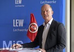 07.07.2021, Fussball Regionalliga Bayern 2021/22, FC Memmingen,  Presseveranstaltung zur Sponsoring-Verlngerung um weitere vier Jahre von Haupt- und Trikot-Sponsor LEW (Lechwerke AG) im Stadion Memmingen. Dr. Dietrich Gemmel (LEW-Vorstand) hlt eine Rede.