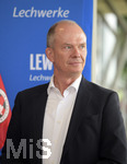 07.07.2021, Fussball Regionalliga Bayern 2021/22, FC Memmingen,  Presseveranstaltung zur Sponsoring-Verlngerung um weitere vier Jahre von Haupt- und Trikot-Sponsor LEW (Lechwerke AG) im Stadion Memmingen. Dr. Dietrich Gemmel (LEW-Vorstand) hlt eine Rede.
