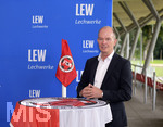 07.07.2021, Fussball Regionalliga Bayern 2021/22, FC Memmingen,  Presseveranstaltung zur Sponsoring-Verlngerung um weitere vier Jahre von Haupt- und Trikot-Sponsor LEW (Lechwerke AG) im Stadion Memmingen. Dr. Dietrich Gemmel (LEW-Vorstand) hlt eine Rede.