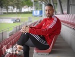 07.07.2021, Fussball Regionalliga Bayern 2021/22, FC Memmingen,  Presseveranstaltung zur Sponsoring-Verlngerung um weitere vier Jahre von Haupt- und Trikot-Sponsor LEW (Lechwerke AG) im Stadion Memmingen. Mannschaftskapitn Timo Gebhart (FC Memmingen) posiert auf der Tribne.