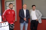 07.07.2021, Fussball Regionalliga Bayern 2021/22, FC Memmingen,  Presseveranstaltung zur Sponsoring-Verlngerung um weitere vier Jahre von Haupt- und Trikot-Sponsor LEW (Lechwerke AG) im Stadion Memmingen. v.li: Mannschaftskapitn Timo Gebhart (FC Memmingen), Sportdirektor Thomas Meggle (U21 FC Memmingen), Thomas Reinhardt (sportlicher Leiter),