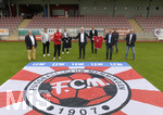 07.07.2021, Fussball Regionalliga 2021/22, FC Memmingen Sponsoring-Verlngerung um 4 Jahre von LEW Lechwerke. Gruppenfoto des kompletten FCM-Prsidiums und der sportlichen Leitung beim Medientermin. Im Bild von links nach rechts: Helmuth Barth (Vorsitzender FCM-Finanzausschuss), Thomas Reinhardt (sportlicher Leiter), Timo Gebhart (Kapitn der Regionalliga-Mannschaft), Markus Kramer (FCM-Schatzmeister) Dr. Dietrich Gemmel (LEW-Vorstand), Prof. Dr. Kai-Uwe Marten (3. FCM-Vorsitzender), Armin Buchmann (1. FCM-Vorsitzender und Prsident), Thomas Reichart(2. FCM-Vorsitzender), Thomas Meggle (sportlicher Leiter U21).