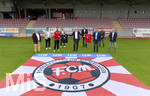 07.07.2021, Fussball Regionalliga 2021/22, FC Memmingen Sponsoring-Verlngerung um 4 Jahre von LEW Lechwerke. Gruppenfoto des kompletten FCM-Prsidiums und der sportlichen Leitung beim Medientermin. Im Bild von links nach rechts: Helmuth Barth (Vorsitzender FCM-Finanzausschuss), Thomas Reinhardt (sportlicher Leiter), Timo Gebhart (Kapitn der Regionalliga-Mannschaft), Markus Kramer (FCM-Schatzmeister) Dr. Dietrich Gemmel (LEW-Vorstand), Prof. Dr. Kai-Uwe Marten (3. FCM-Vorsitzender), Armin Buchmann (1. FCM-Vorsitzender und Prsident), Thomas Reichart(2. FCM-Vorsitzender), Thomas Meggle (sportlicher Leiter U21).