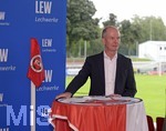 07.07.2021, Fussball Regionalliga Bayern 2021/22, FC Memmingen,  Presseveranstaltung zur Sponsoring-Verlngerung um weitere vier Jahre von Haupt- und Trikot-Sponsor LEW (Lechwerke AG) im Stadion Memmingen. Dr. Dietrich Gemmel (LEW-Vorstand) hlt eine Rede.