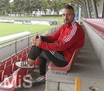 07.07.2021, Fussball Regionalliga Bayern 2021/22, FC Memmingen,  Presseveranstaltung zur Sponsoring-Verlngerung um weitere vier Jahre von Haupt- und Trikot-Sponsor LEW (Lechwerke AG) im Stadion Memmingen. Mannschaftskapitn Timo Gebhart (FC Memmingen) posiert auf der Tribne.