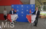 07.07.2021, Fussball Regionalliga Bayern 2021/22, FC Memmingen,  Presseveranstaltung zur Sponsoring-Verlngerung um weitere vier Jahre von Haupt- und Trikot-Sponsor LEW (Lechwerke AG) im Stadion Memmingen. v.li: FCM Prsident Armin Buchmann,  Dr. Dietrich Gemmel (LEW-Vorstand) 