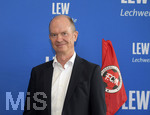 07.07.2021, Fussball Regionalliga Bayern 2021/22, FC Memmingen,  Presseveranstaltung zur Sponsoring-Verlngerung um weitere vier Jahre von Haupt- und Trikot-Sponsor LEW (Lechwerke AG) im Stadion Memmingen. Dr. Dietrich Gemmel (LEW-Vorstand) hlt eine Rede.