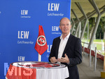 07.07.2021, Fussball Regionalliga Bayern 2021/22, FC Memmingen,  Presseveranstaltung zur Sponsoring-Verlngerung um weitere vier Jahre von Haupt- und Trikot-Sponsor LEW (Lechwerke AG) im Stadion Memmingen. Dr. Dietrich Gemmel (LEW-Vorstand) hlt eine Rede.