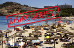 08.07.2021, Schock fr das beliebte Reiseziel der Deutschen, Mallorca (Spanien). Auf der Baleareninsel tobt mittlerweile wieder das Touristische Leben, aber die Inzidenzzahlen sind in Spanien wieder am Ansteigen, bald wird vielleicht Spanien wieder als Risikogebiet eingestuft.  Foto: Strand Cala Agulla in Cala Ratjada im Westen der Insel. (Bildmontage)