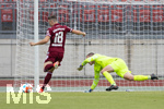 17.07.2021, Fussball 2.und 3. Liga 2021/2022, Testspiel 1.FC Nrnberg - TSV 1860 Mnchen, im Nrnberger Max-Morlock-Stadion.

Dennis Borkowski (li, Nrnberg) erzielt das 2:1 gegen Tom Kretzschmar (1860 Mnchen).