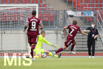 17.07.2021, Fussball 2.und 3. Liga 2021/2022, Testspiel 1.FC Nrnberg - TSV 1860 Mnchen, im Nrnberger Max-Morlock-Stadion.

Nrnbergs Felix Lohkemper erzielt das 3:1 gegen Tom Kretzschmar (mitte, 1860 Mnchen).