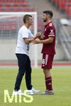 17.07.2021, Fussball 2.und 3. Liga 2021/2022, Testspiel 1.FC Nrnberg - TSV 1860 Mnchen, im Nrnberger Max-Morlock-Stadion. v.re: Shakehands Christopher Schindler (Nrnberg) mit seinem Ex-Trainer Michael Kllner (1860).


