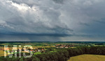 26.07.2021, Eine Gewitterwolke lsst seinen Regen aufs Land fallen. Hier bei Mindelheim im Unterallgu, vorne: Gernstall und Apfeltrach. (Drohnenfoto)
