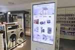 16.07.2021, Details  Elektronik-Laden in Bayern. AN einem groen Screen knnen die Kunden sich ber alle Gerte genau informieren.