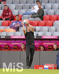 28.07.2021, Fussball 1. Bundesliga 2021/2022, Testspiel Saisonvorbereitung, FC Bayern Mnchen - Borussia Mnchengladbach, in der Allianz-Arena Mnchen.  Trainer Julian Nagelsmann (FC Bayern Mnchen) fngt den Ball auf.
