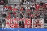 28.07.2021, Fussball 1. Bundesliga 2021/2022, Testspiel Saisonvorbereitung, FC Bayern Mnchen - Borussia Mnchengladbach, 
in der Allianz-Arena Mnchen.  Bayernfans mit Anti-Lwen-Plakat.
