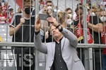 31.07.2021, Fussball 1. Bundesliga 2021/2022, Audi Football Summit, Testspiel, FC Bayern München - SSC Neapel, in der Allianz-Arena München. Vorstandsmitglied Oliver Kahn (Bayern München) macht ein selfie für einen Fan. 