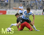 24.08.2021, Fussball 3. Liga 2021/2022, 5.Spieltag, TSV 1860 Mnchen - FC Viktoria Kln, im Grnwalder-Stadion Mnchen,  Stefan Lex (TSV 1860 Mnchen) setzt sich durch.

