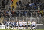 24.08.2021, Fussball 3. Liga 2021/2022, 5.Spieltag, TSV 1860 Mnchen - FC Viktoria Kln, im Grnwalder-Stadion Mnchen,  Nach dem Spiel bejubeln die Lwenfans ihre Mannschaft fr den Sieg.

