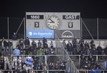 24.08.2021, Fussball 3. Liga 2021/2022, 5.Spieltag, TSV 1860 Mnchen - FC Viktoria Kln, im Grnwalder-Stadion Mnchen,  Nach dem Spiel bejubeln die Lwenfans ihre Mannschaft fr den Sieg. Auf der Anzeigetafel steht das Endergebnis 3:0.

