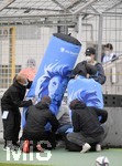 24.08.2021, Fussball 3. Liga 2021/2022, 5.Spieltag, TSV 1860 Mnchen - FC Viktoria Kln, im Grnwalder-Stadion Mnchen, Der aufblasbaren Werbesule mit dem Lwen geht die Puste aus...

