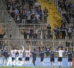 24.08.2021, Fussball 3. Liga 2021/2022, 5.Spieltag, TSV 1860 Mnchen - FC Viktoria Kln, im Grnwalder-Stadion Mnchen,  Nach dem Spiel bejubeln die Lwenfans ihre Mannschaft fr den Sieg.


