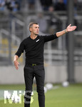 24.08.2021, Fussball 3. Liga 2021/2022, 5.Spieltag, TSV 1860 Mnchen - FC Viktoria Kln, im Grnwalder-Stadion Mnchen, Trainer Michael Kllner (TSV 1860 Mnchen) gibt Anweisungen.

