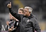 24.08.2021, Fussball 3. Liga 2021/2022, 5.Spieltag, TSV 1860 Mnchen - FC Viktoria Kln, im Grnwalder-Stadion Mnchen,  Frustrierter Abgang der Klner nach dem Spiel. Trainer Olaf Janen (Viktoria Kln) bedankt sich bei den mitgereisten Fans 

