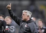 24.08.2021, Fussball 3. Liga 2021/2022, 5.Spieltag, TSV 1860 Mnchen - FC Viktoria Kln, im Grnwalder-Stadion Mnchen,  Frustrierter Abgang der Klner nach dem Spiel. Trainer Olaf Janen (Viktoria Kln) bedankt sich bei den mitgereisten Fans 

