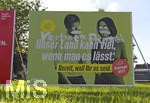 25.08.2021,  Die Deutsche Bundestagswahl 2021 wirft ihre Schatten voraus,  Wahlplakate sumen die Strassen in Mindelheim im Unterallgu, hier ein Plakat der Grnen mit Kanzlerkandidatin Annalena Baerbock und Robert Habeck in einem Park inmitten grner Laubbume. 