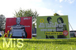 25.08.2021,  Die Deutsche Bundestagswahl 2021 wirft ihre Schatten voraus,  Wahlplakate sumen die Strassen in Mindelheim im Unterallgu, hier ein Plakat der Grnen mit Kanzlerkandidatin Annalena Baerbock und Robert Habeck in einem Park inmitten grner Laubbume. 