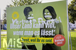 25.08.2021,  Die Deutsche Bundestagswahl 2021 wirft ihre Schatten voraus,  Wahlplakate sumen die Strassen in Mindelheim im Unterallgu, hier ein Plakat der Grnen mit Kanzlerkandidatin Annalena Baerbock und Robert Habeck in einem Park inmitten grner Laubbume. 