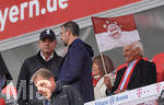 28.08.2021, Fussball 1. Bundesliga 2021/2022, 3. Spieltag, FC Bayern Mnchen - Hertha BSC Berlin, in der Allianz-Arena Mnchen. Geschftsfhrer Sport Fredi Bobic (Hertha BSC Berlin) unterhlt sich, Dahinter 