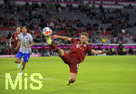 28.08.2021, Fussball 1. Bundesliga 2021/2022, 3. Spieltag, FC Bayern Mnchen - Hertha BSC Berlin, in der Allianz-Arena Mnchen. Joshua Kimmich (FC Bayern Mnchen) streckt sich zum Ball.


