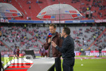 28.08.2021, Fussball 1. Bundesliga 2021/2022, 3. Spieltag, FC Bayern Mnchen - Hertha BSC Berlin, in der Allianz-Arena Mnchen. re: Lothar Matthus (TV-Experte),hlt den Regenschirm fr Trainer Julian Nagelsmann (FC Bayern Mnchen)  
     

