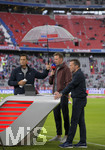 28.08.2021, Fussball 1. Bundesliga 2021/2022, 3. Spieltag, FC Bayern Mnchen - Hertha BSC Berlin, in der Allianz-Arena Mnchen. re: Lothar Matthus (TV-Experte), li: Sebastian Hellmann (SKY-SPort TV), mitte: Trainer Julian Nagelsmann (FC Bayern Mnchen)  
     

