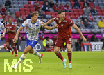 28.08.2021, Fussball 1. Bundesliga 2021/2022, 3. Spieltag, FC Bayern Mnchen - Hertha BSC Berlin, in der Allianz-Arena Mnchen.  v.li: Niklas Stark (Hertha BSC Berlin) gegen Robert Lewandowski (FC Bayern Mnchen).
     

