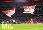 28.08.2021, Fussball 1. Bundesliga 2021/2022, 3. Spieltag, FC Bayern Mnchen - Hertha BSC Berlin, in der Allianz-Arena Mnchen.  Die Bayernspieler begren die Fans mit einer Flaggen-Aktion mit der Aufschrift 