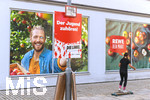 30.08.2021,  Die Deutsche Bundestagswahl 2021 wirft ihre Schatten voraus,  Wahlplakate sumen die Strassen in Trkheim im Unterallgu, hier ein Plakat von der Linken an einem REWE-Markt: 