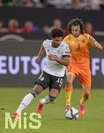 05.09.2021, Fussball WM-Qualifikation 2021/22 Gruppe J, Deutschland - Armenien, in der Arena Stuttgart, v.lI: Serge Gnabry (Deutschland) gegen Khoren Bayramyan (Armenien).