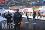 08.09.2021, Messe Mnchen IAA Mobility 2021 in Mnchen im Messegelnde Riem.  Polizisten bewachen die Messehallen.