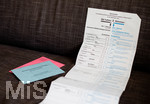 09.09.2021, Stimmzettel und Briefwahlunterlagen zur Bundestagswahl. Aufgeklappter Stimmzettel mit Aufdruck ?Sie haben 2 Stimmen? und bersicht der ersten Parteien, daneben der blaue Stimmzettelumschlag und der rote Wahlbriefumschlag.