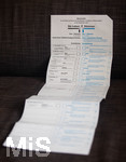 09.09.2021, Stimmzettel und Briefwahlunterlagen zur Bundestagswahl. Aufgeklappter Stimmzettel in ganzer Lnge, mit Aufdruck ?Sie haben 2 Stimmen?.