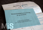 09.09.2021, Stimmzettel und Briefwahlunterlagen zur Bundestagswahl. Blauer Stimmzettelumschlag fr die Briefwahl liegt auf dem aufgeklappten Stimmzettel.