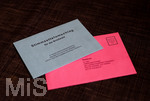 09.09.2021, Stimmzettel und Briefwahlunterlagen zur Bundestagswahl. Blauer Stimmzettelumschlag und roter Wahlbriefumschlag.