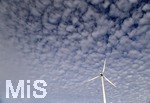 31.08.2021, Windkraftanlage bei Warmisried im Allgu, am Himmel Schfchenwolken.
 
