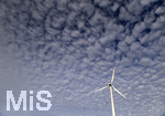 31.08.2021, Windkraftanlage bei Warmisried im Allgu, am Himmel Schfchenwolken.
 
