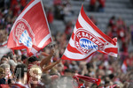 18.09.2021, Fussball 1. Bundesliga 2021/2022, 5. Spieltag, FC Bayern Mnchen - VfL Bochum, in der Allianz-Arena Mnchen.  Bayernfans schwenken Fahnen.


