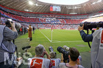 03.10.2021, Fussball 1. Bundesliga 2021/2022, 7. Spieltag, FC Bayern Mnchen - Eintracht Frankfurt, in der Allianz-Arena Mnchen.  Fotografen warten am Rand auf den besten Schuss der Interviewgste vor dem Spiel.


