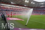 03.10.2021, Fussball 1. Bundesliga 2021/2022, 7. Spieltag, FC Bayern Mnchen - Eintracht Frankfurt, in der Allianz-Arena Mnchen.  Der Platz wird in der Pause gewssert.


